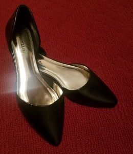 Pointed toe black flats